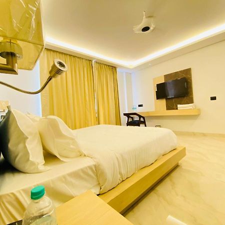Hotel Holiday Grand Грейтър Нойда Екстериор снимка