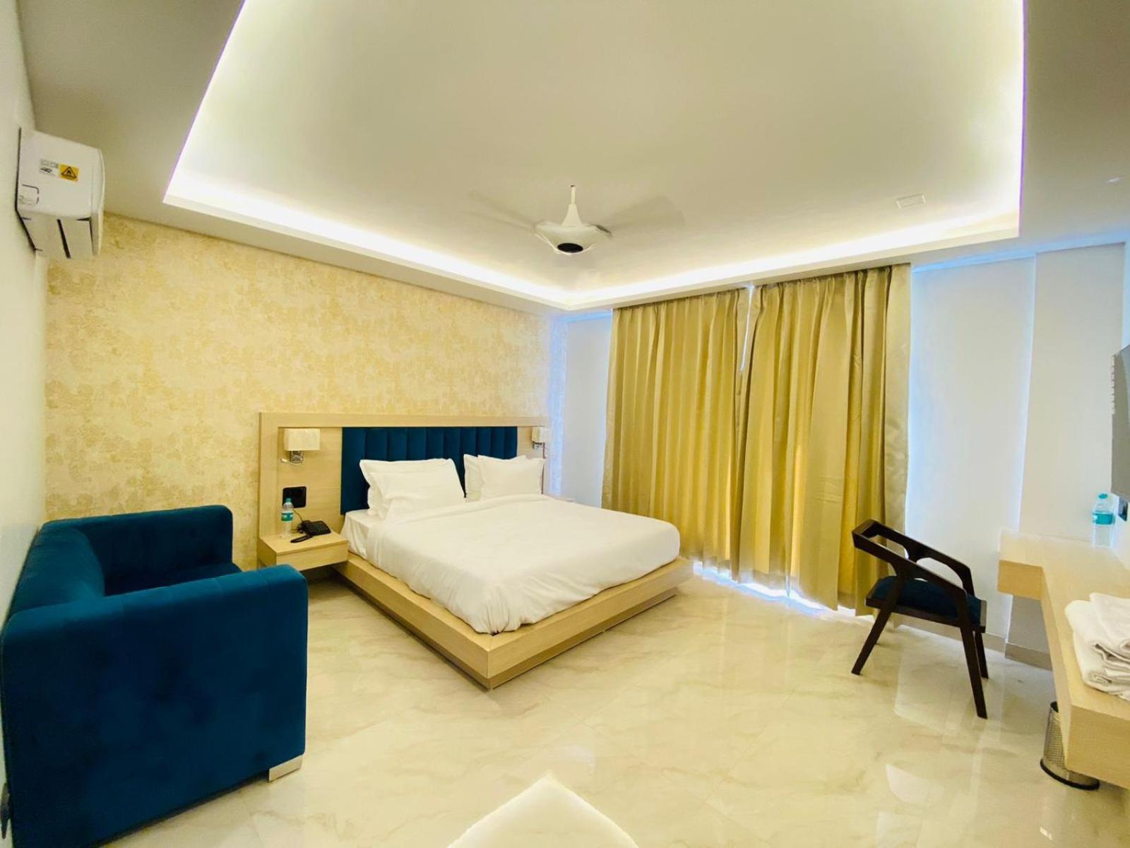 Hotel Holiday Grand Грейтър Нойда Екстериор снимка