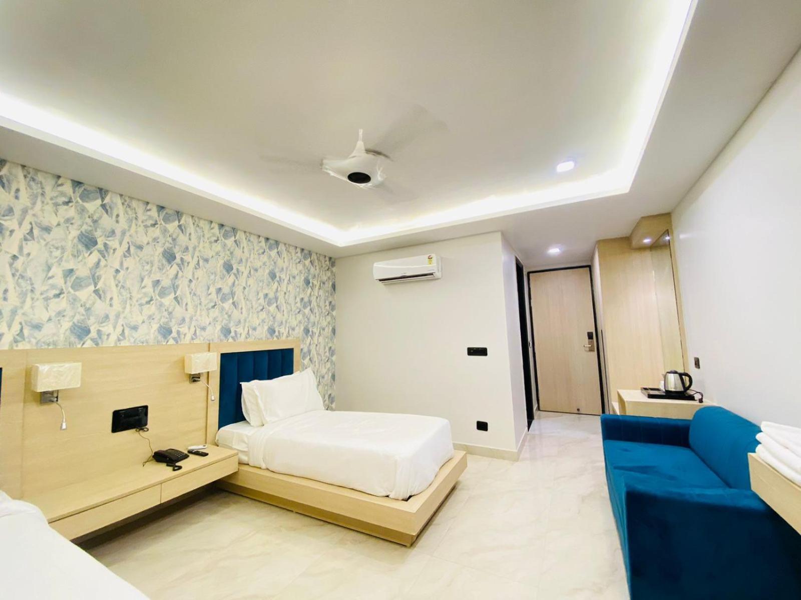 Hotel Holiday Grand Грейтър Нойда Екстериор снимка
