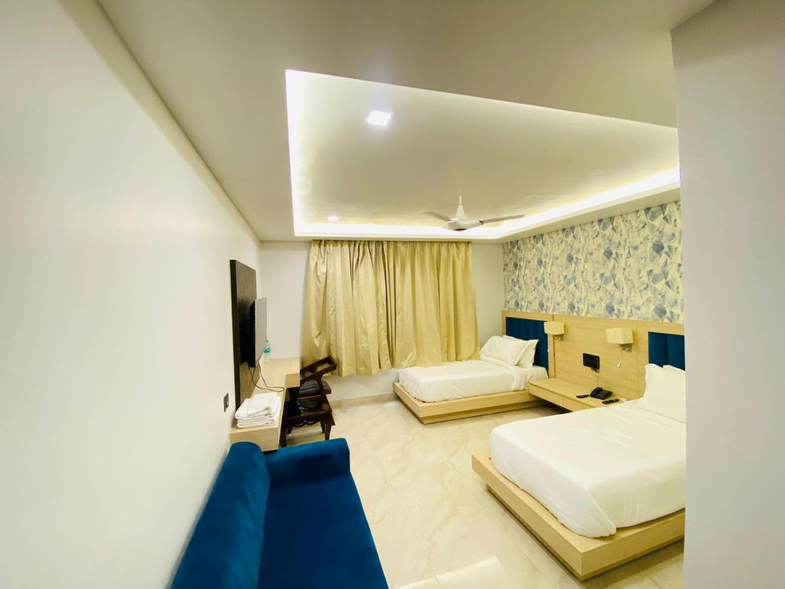 Hotel Holiday Grand Грейтър Нойда Екстериор снимка