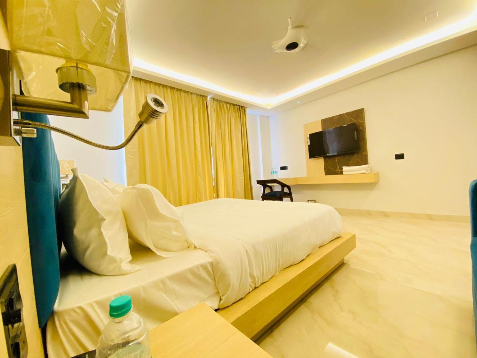 Hotel Holiday Grand Грейтър Нойда Екстериор снимка