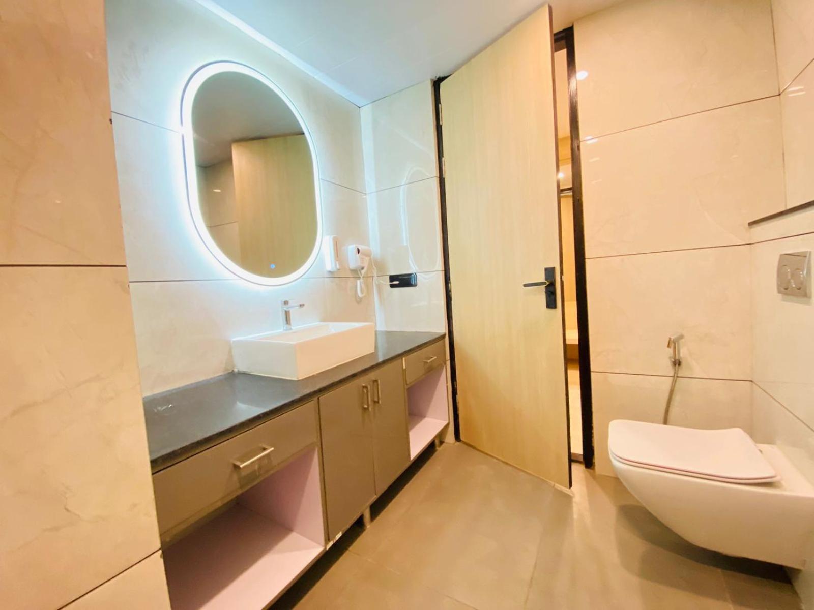 Hotel Holiday Grand Грейтър Нойда Екстериор снимка