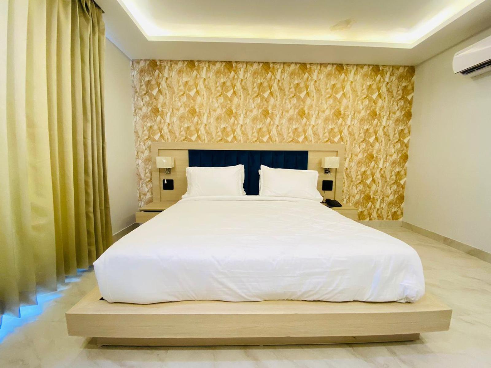 Hotel Holiday Grand Грейтър Нойда Екстериор снимка