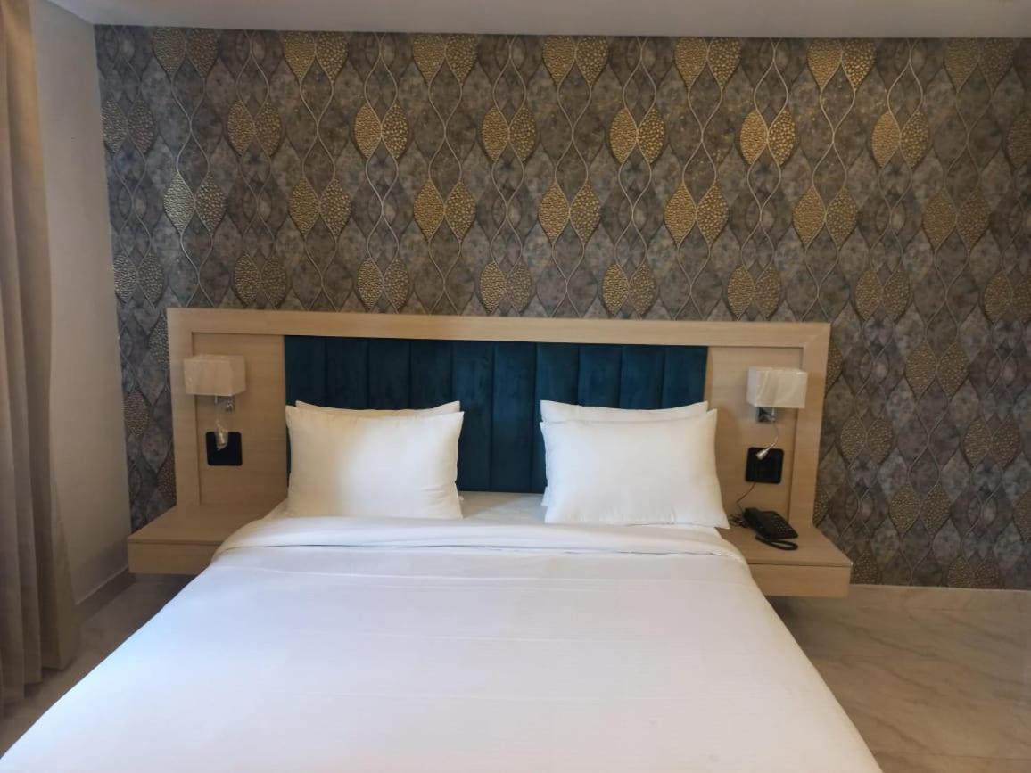 Hotel Holiday Grand Грейтър Нойда Екстериор снимка