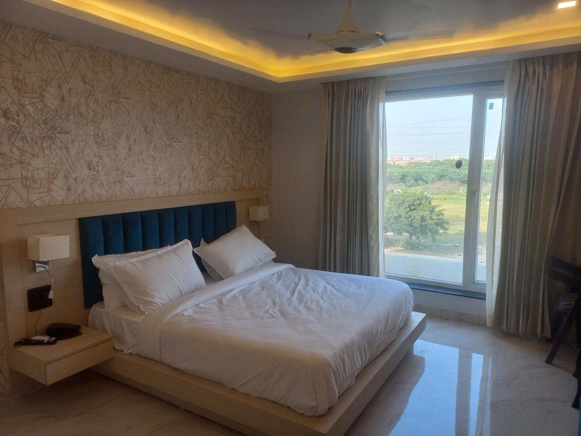 Hotel Holiday Grand Грейтър Нойда Екстериор снимка